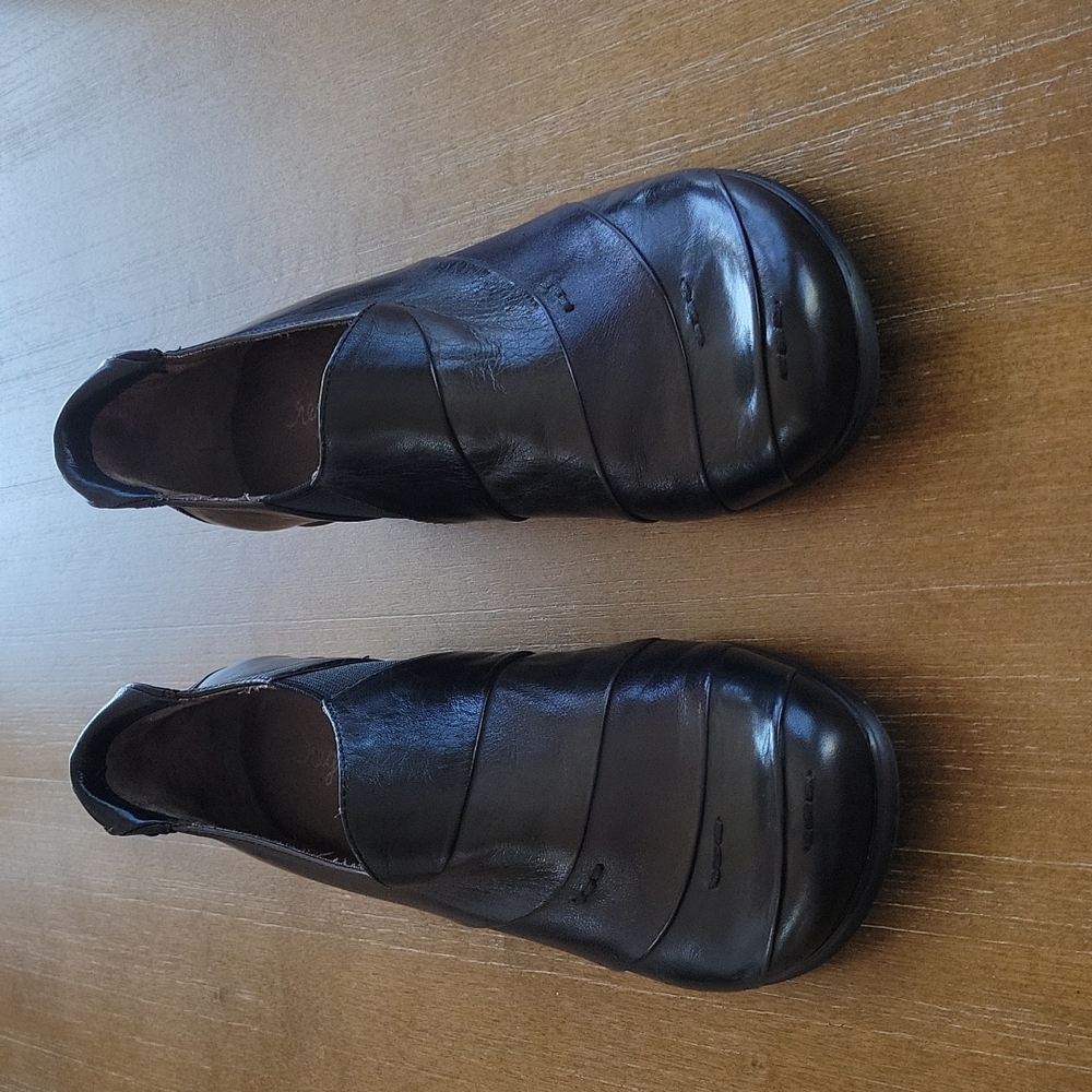 NEVER WORN REGARDE LE CIEL LEATHER SLIP-ON SHOED